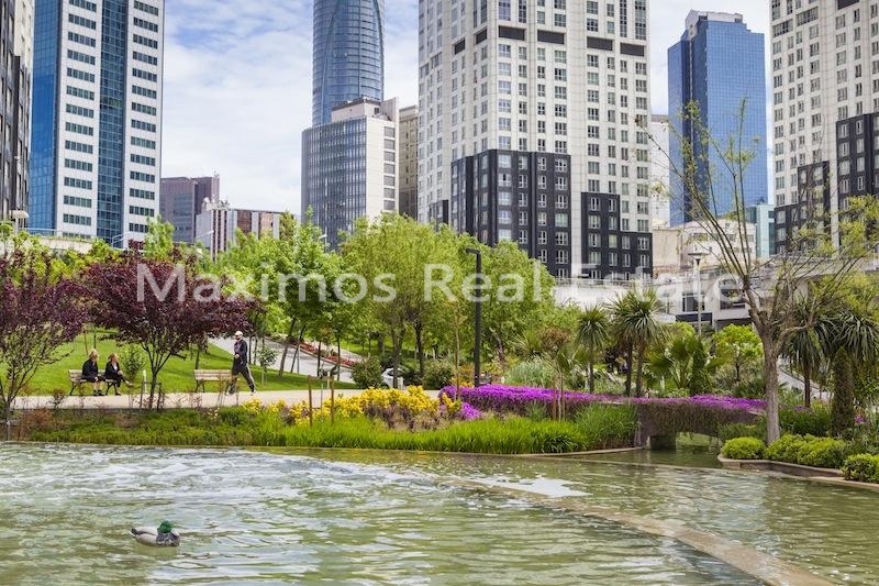 Central Istanbul Luxury Flat for Urban Living – pool area (image 9)