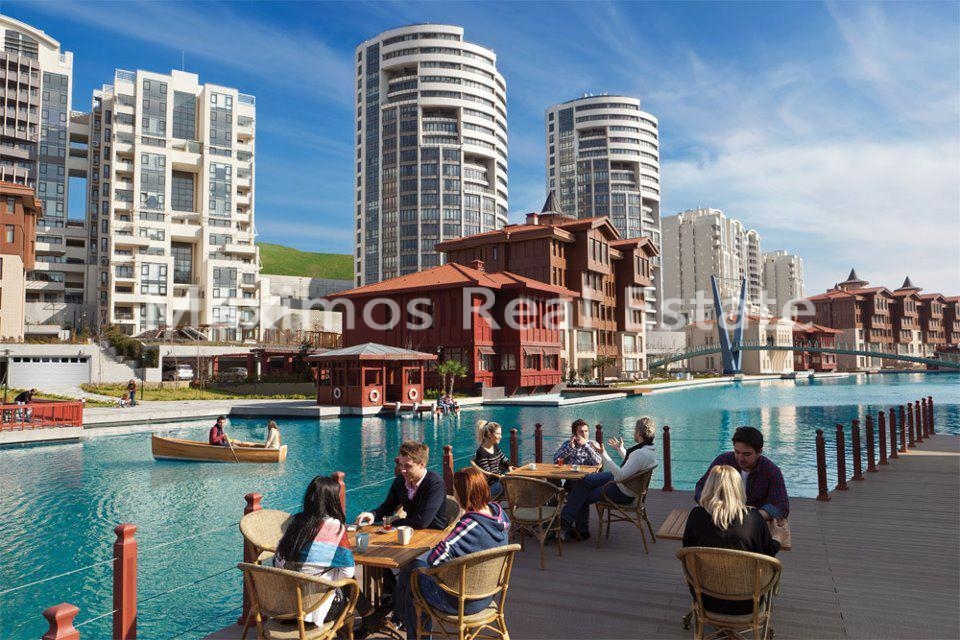 High-end Luxury Real Estate in Istanbul – pool area (image 9)