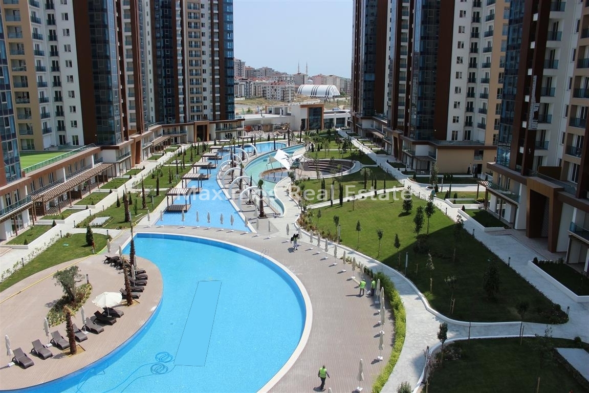 Modern Flat for Sale in Istanbul – pool area (image 9)