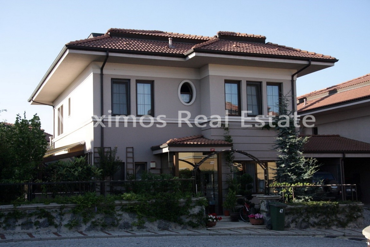 Detached Luxury Villa Offering Privacy and Garden Space - Istanbul - Cekmekoy