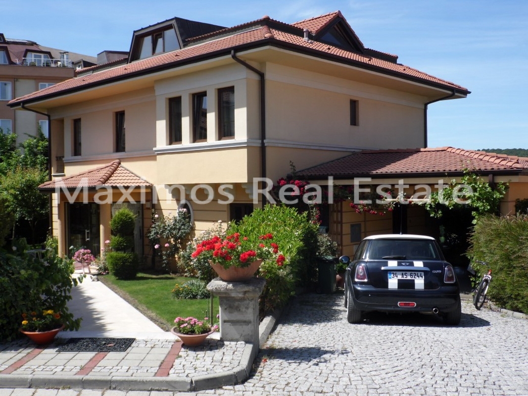 Detached Luxury Villa Offering Privacy and Garden Space – living room (image 2)