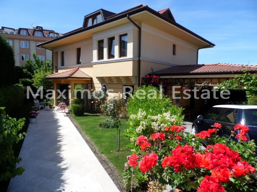 Detached Luxury Villa Offering Privacy and Garden Space – bedroom (image 4)