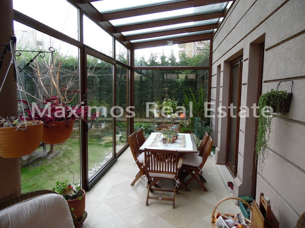 Detached Luxury Villa Offering Privacy and Garden Space – dining area (image 6)
