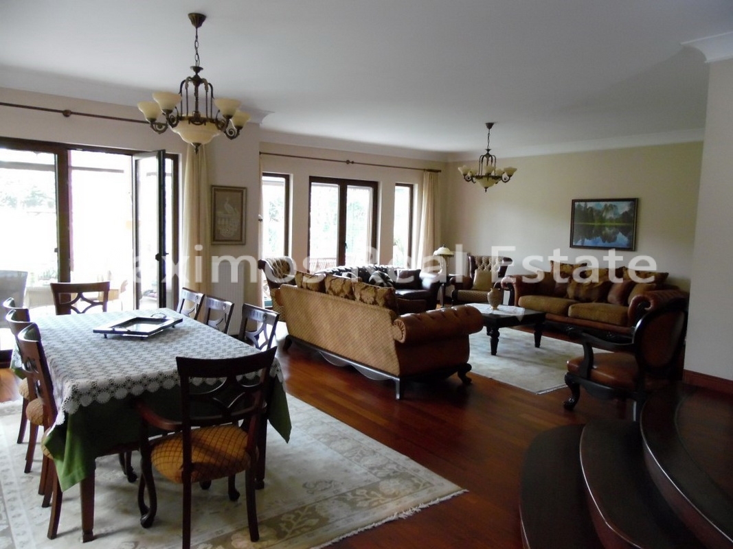 Detached Luxury Villa Offering Privacy and Garden Space – garden view (image 8)
