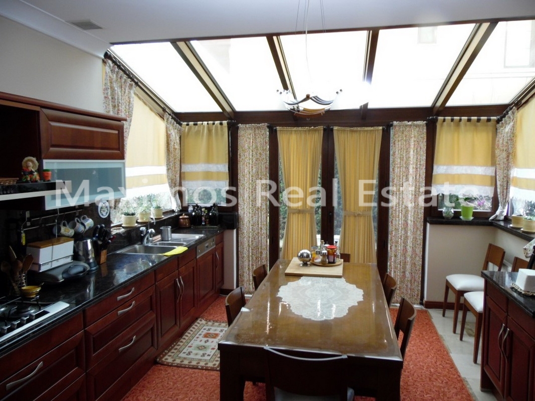 Detached Luxury Villa Offering Privacy and Garden Space – balcony (image 10)