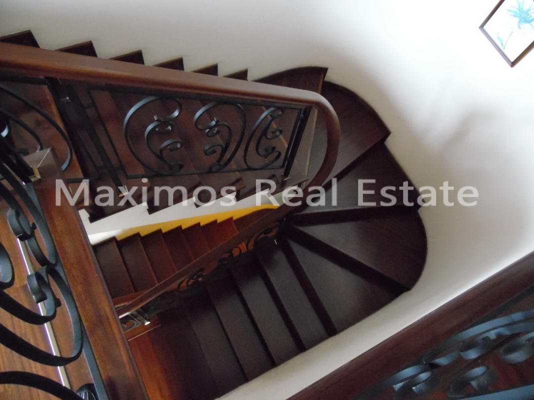 Detached Luxury Villa Offering Privacy and Garden Space – interior detail (image 11)