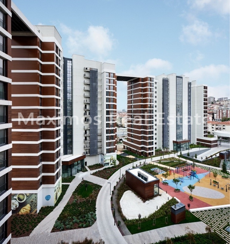 Modern Residential Development Surrounded by Natural Landscapes – garden view (image 8)