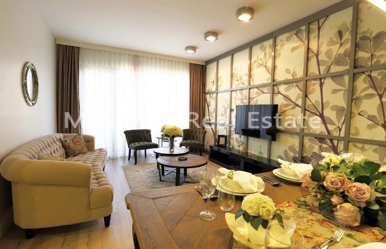 Residential House Located Near Key City Amenities in Kucukcekmece – master bedroom (image 16)