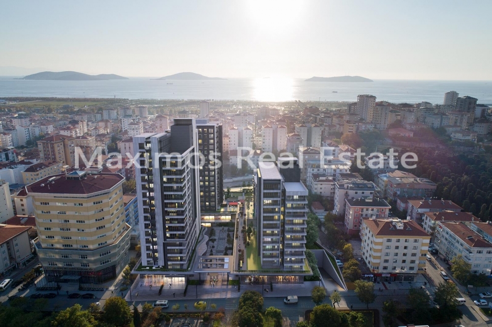 Spacious Coastal City Apartments with Sea Views in Kadikoy – pool area (image 9)