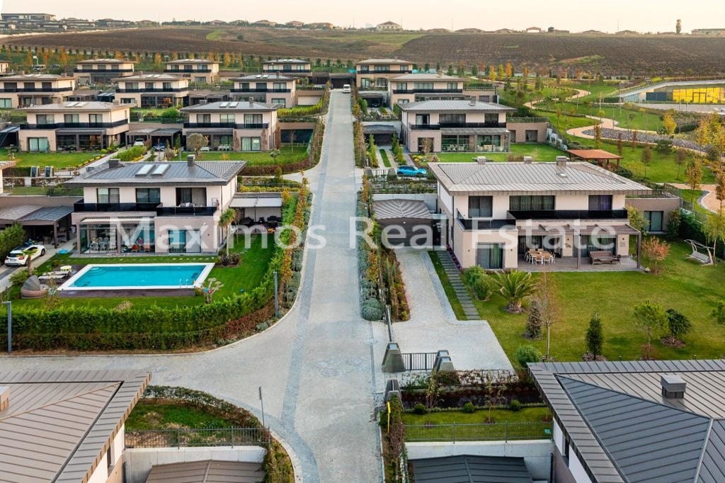 Villa for Sale in Istanbul – garden view (image 8)