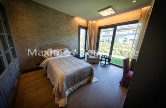 Villa for Sale in Istanbul – pool area (image 9)