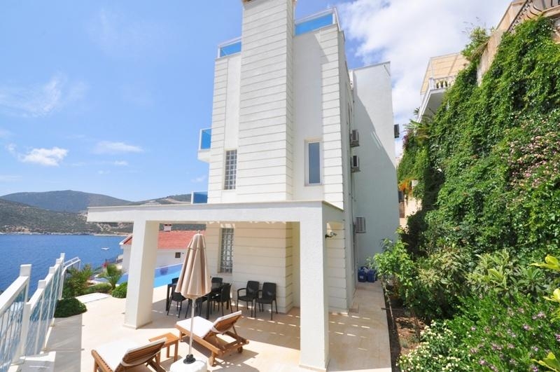 Sea View House for Sale in Kalkan Near the Beach – pool area (image 9)