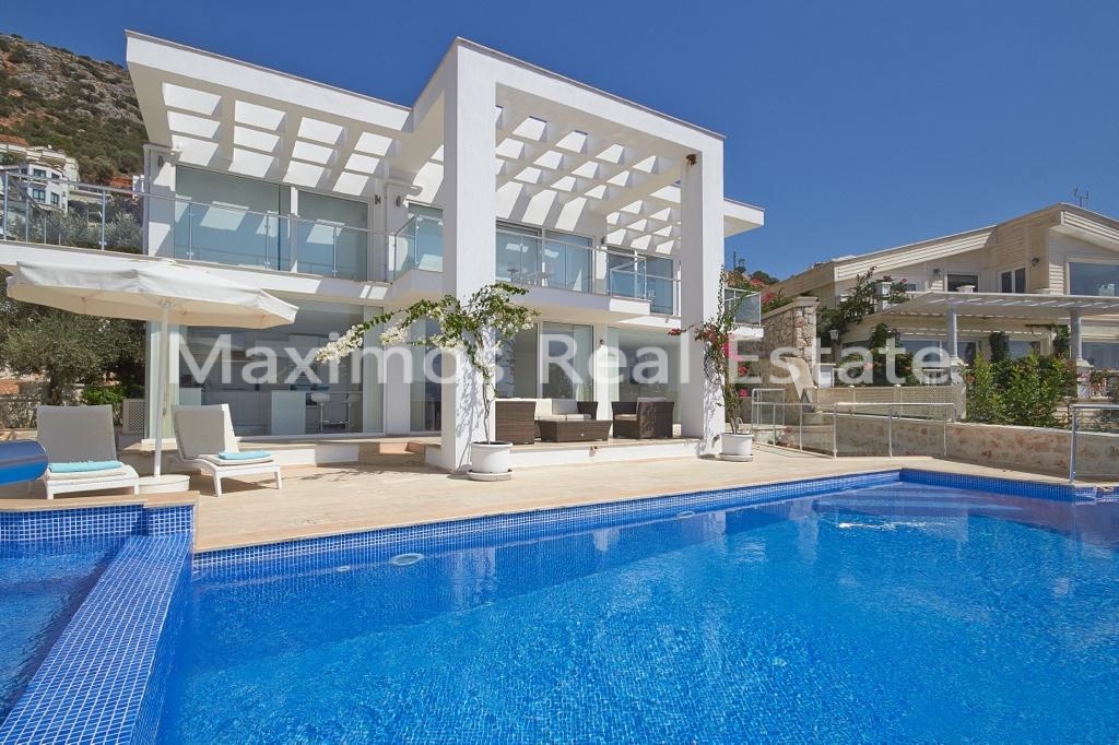 Exterior structure featuring window orientation maximizing daylight