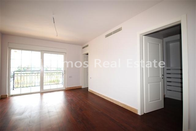 Villa for Sale – pool area (image 9)