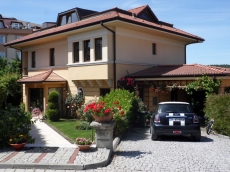 Detached Luxury Villa Offering Privacy and Garden Space – living room (image 2)