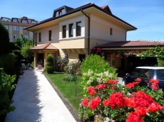 Detached Luxury Villa Offering Privacy and Garden Space – bedroom (image 4)