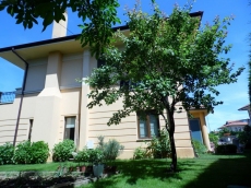Detached Luxury Villa Offering Privacy and Garden Space – terrace (image 7)