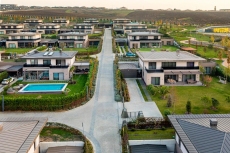 Villa for Sale in Istanbul – garden view (image 8)