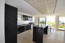 Bedroom space utilizing natural ventilation through architectural design